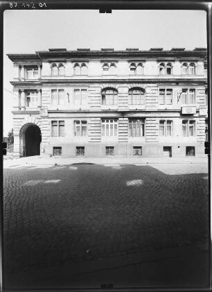 Altenburg, Beim Goldenen Pflug 2. Gasthof "Goldener Pflug" (Erwähnung 1772). Straßenfront (Teilansicht)