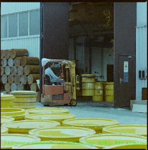 Transport von Abfallfässern auf dem Gelände der Hauptabteilung Dekontaminationsbetriebe (HDB)