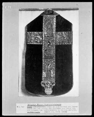 Aufgesetztes Kreuz in Applikation und Lasurstich auf dem Wappen der Kämmerer von Worms gen. von Dalberg aus der Pfarrkirche in Ernsthausen/Unterfranken