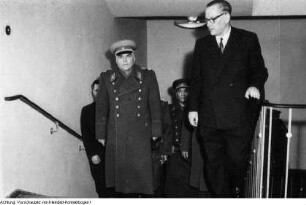 Dresden. Rodion Jakowlewitsch Malinowski, Verteidigungsminister der UdSSR und Marschall der Sowjetunion, während seines Besuches der Militärakademie Dresden der NVA, 4. April 1964