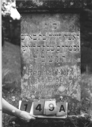 Grabstein 149 (Index: 99799424) Material: Sandstein Zustand: verwittert Maße HxBxT: 126x47x20 cm Beschreibung: Stele, überkragender Giebelabschluß, Sockel Symbolik: Davidstern: Grabstein 149A