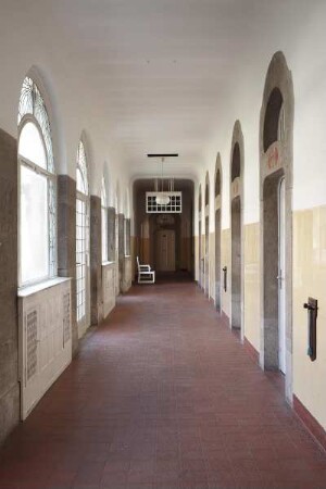 Badehaus 4 — Korridor zwischen Innenhof und Badezellen