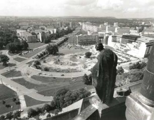 Die Güte : Dresden-Altstadt. Blick vom Rathausturm über Dr.-Külz-Ring, Waisenhausstraße, St. Petersburger-Straße und Prager Straße nach Südwesten. Im Vordergrund: Weibliche Figur "Die Güte" (1910; P. Pöppelmann)