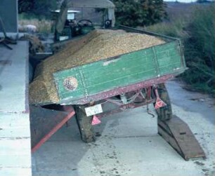 Fotografie: Transportgerät, Getreide, Zweiachsanhänger, Be- und Entladen, Lagertechnik, Schüttgosse