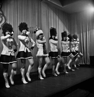 Karneval: Hotel Oldesloer Hof, Saal: Prunksitzung: Veranstalter Oldesloer Männerchor von 1844, Oldesloer Singakademie von 1946: Bühne: Auftritt der Mädchengarde mit Tanzmariechen, 1. Februar 1975