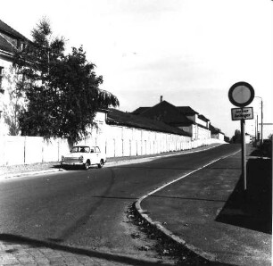 Dresden-Übigau, Klingerstraße/Werftstraße. Pionierkaserne (1913). Straßenansicht (Werftstraße) mit Einfriedung. Blick nach Osten