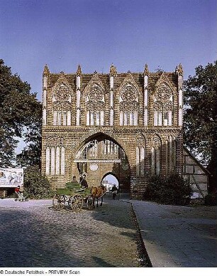 Neubrandenburg. Treptower Tor (um 1400), Feldseite