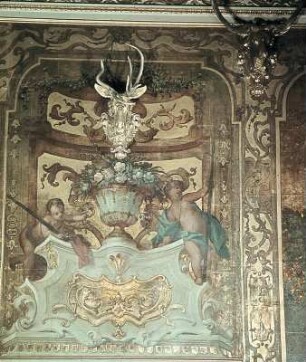 Auf Leder gemalter Supraportenzyklus mit jeweils einer Vase und zwei Putti mit Jagdwerkzeugen