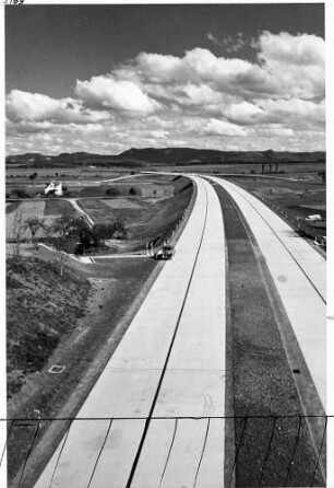Trassierung, im Hintergrund die Schwäbische Alb, Betonfahrbahndecke, Markierung