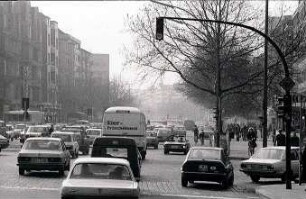 Berlin: Kurfürstendamm zwischen Knesebeckstraße und Leinbizstraße vom Bus aus
