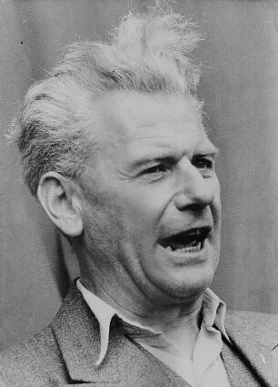 Hermann Matern spricht zur Eröffnung der Bodenreform in Meißen : Hermann Matern spricht zur Eröffnung der Bodenreform in Meißen