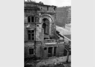 Blick vom Dach des Alten Museums auf den zerstörten Übergang und die zerstörte Fassade des Neuen Museums
