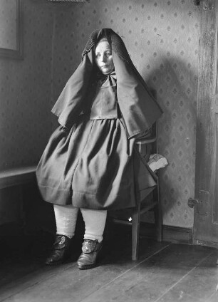 Frau in Tracht (Sammlung Richard Wegner 1869/1931)