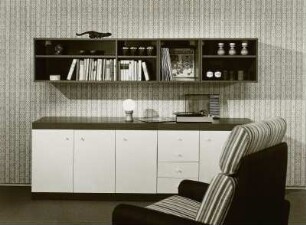 Wandbord : Wohnzimmermöbel. Anbauwand "Eisenberg" (1975; VEB Möbelkombinat Eisenberg). Ansicht mit Wandbord und Flachstrecke