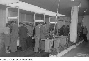 Besucher am Stand des VEB Büromaschinenwerk Rheinmetall Sömmerda, Internationale Ausstellung für Buchgewerbe und Graphik (Bugra) 1953