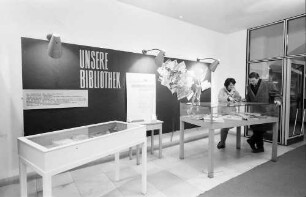 Freiburg: Amerikahaus, Ausstellung " Unsere Bibliothek", im Eingangsbereich, mit Schrift: "Unsere Bibliothek"