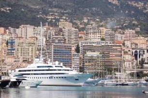Monte Carlo - Yachthafen : Hafenbecken mit Luxusyachten, dahinter Wohn-und Geschäftsviertel von Monaco. 2006