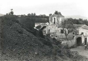 Sizilien. Durch Lavastrom des Ätna teilzerstörtes Anwesen bei Taormina