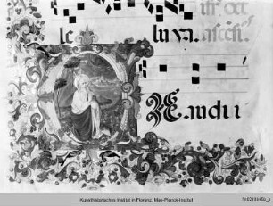 Buchseite mit Randbordüre, vierzeiligen Neumen und historisierter Initiale E: Heiliger im Gebet, dem Gottvater erscheint - Graduale
