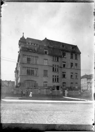 Wohnhaus (darin Wohnung der Familie Knochenhauer), Straßenansicht : Kattowitz, Friedensstraße 2. Wohnhaus (darin Wohnung der Familie Knochenhauer), Straßenansicht