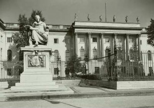 links: Denkmal: Wilhelm von Humboldt (1883 von M. P.
