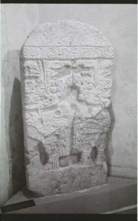 Edzna, Stela 9 (ETZ: St. 9)