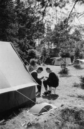 Waren (Müritz). Campingplatz Ecktannen. Camper vor ihrem Zelt