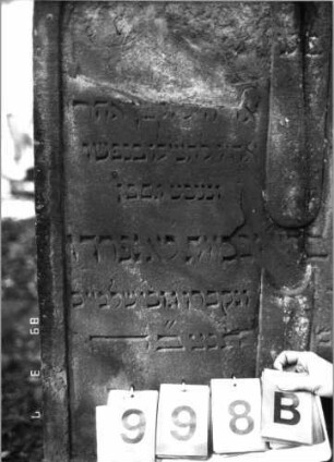 Grabstein 998 (Index: 99751341) Material: Sandstein Zustand: abgeblättert mit Textverlust Maße HxBxT: 113x79x10 cm Beschreibung: Doppelstele, zwei Schriftfelder eingetieft Besonderheit: Zitat 2.Samuel 1, 23: Grabstein 998B