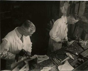Museumsmitarbeiter bei der Holzbearbeitung
