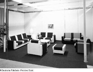 Sitzgruppe : Ausstellungskoje mit Polstermöbeln (1975; VEB Polstermöbel Havelberg)