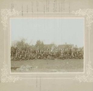 Offiziere des Regiments (ca. achtundfünfzig Personen) am Ortsrand von Münsingen, teils zu Pferd, teils stehend oder sitzend
