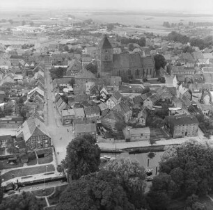 Bebauung um die Sankt Marien Kirche in der Altstadt von Plau am See : Blickrichtung Norden