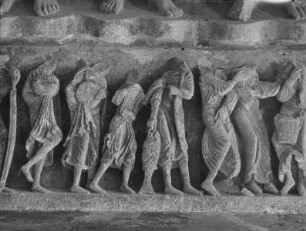 Mittleres Portal — Türsturz