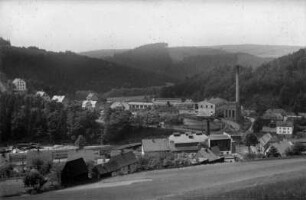 Die Pilz-Fabrik und Teil des Bahnhofs : Bildmitte: Schulgebäude