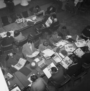 Presseklub : Warschau, Lesende im Lesesaal des Presseklubs