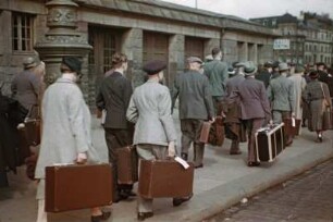 Die Reise geht zu Ende : Reisefotos. Reisende mit Gepäck