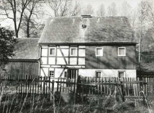 Olbernhau-Haselbach, Sträucherweg 1. Wohnhaus (Hof Nr. 34). Straßenfront mit Zaun