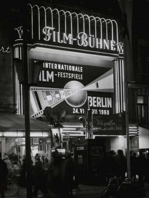 Werbung für die X. Internationalen Filmfestspiele in Berlin an der Filmbühne Wien