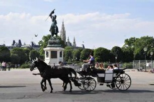 Wien - Heldenplatz : Ein Fiaker fährt über den Wiener Heldenplatz, vorbei am Reiterdenkmal für Erzherzog Karl. 2008