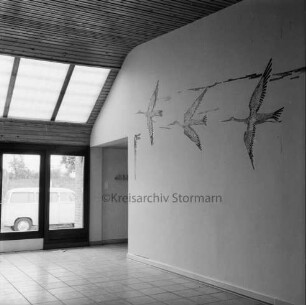 Volksschule: Schulstraße: Neubau: Innenansicht: Pausenhalle mit Wandmosaik "Fliegende Störche"