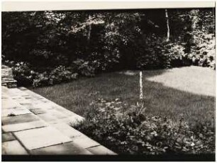 Garten [noch nicht indentifiziert]: Blick von Terrasse auf Garten, Treppe