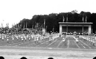 Sportveranstaltung auf der Reichsnährstandausstellung 1939 : Eine Gymnastik-Sportveranstaltung auf dem Großen Ring im Rahmen der 5. Reichsnährstand-Ausstellung 1939 in Leipzig.
