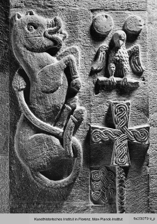 Pilasterdekoration mit dem Lamm Gottes, einem Adler und einem Pferd