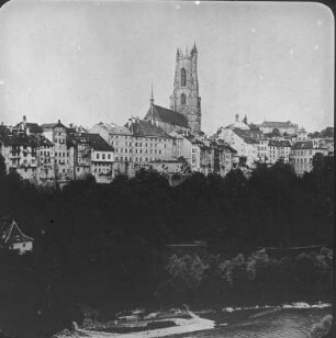 Fribourg. Stadtzentrum mit Kathedrale St. Nikolaus. Blick über die Saane nach Südwest