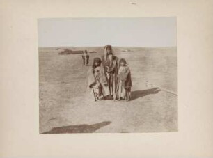 Kurdische Frau mit Kindern : Frau der Kurden mit zwei Kindern. Im Hintergrund ein Mann und Zelte in der mesopotamischen Steppe.