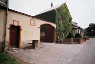 Hof wie voriges Bild, Personenpforte und Hoftor