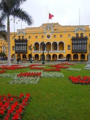 Lima - Rathausgebäude an der Plaza de Armas : Das historische Rathaus steht an der Plaza de Armas. Aufgenommen am 27. August 2011 in der Altstadt von Lima