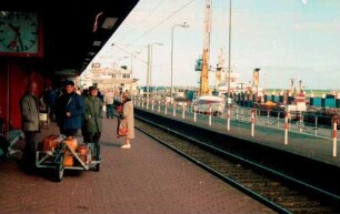 Norddeich: Mole, Bahnsteig und Fährschiff