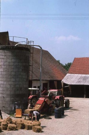 Quaderballen werden zu Silage verarbeitet
