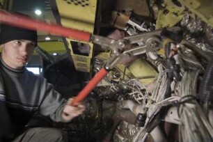 Air Maintenance Services; AMS; Firma; Betrieb; Inspektion; Wartung; spezialisiert auf Flugzeug-Recycling; Airbus; A 300; A300; Airbase Ahlhorn; Ahlhorn; Entsorgung. Ahlhorn, 2006, hier: unterhalb der Pilotensitze werden Kabelbäum zur Entsorgung heraus geschnitten
